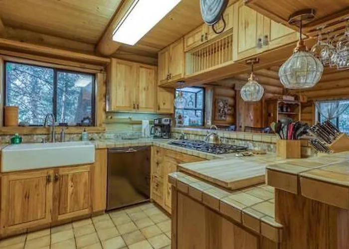 Eagles Nest - Natural Log Cabin With Guest House