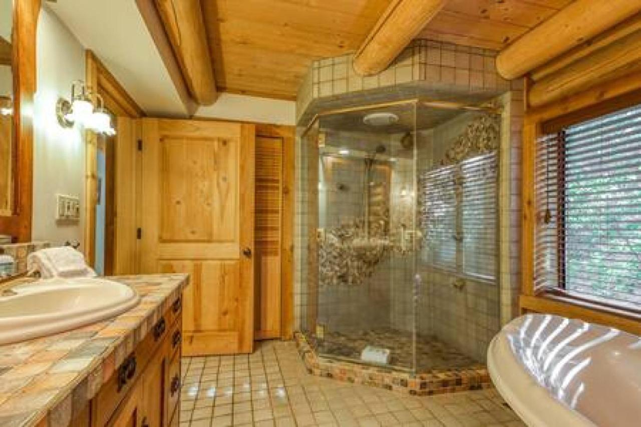 Eagles Nest - Natural Log With Holiday home