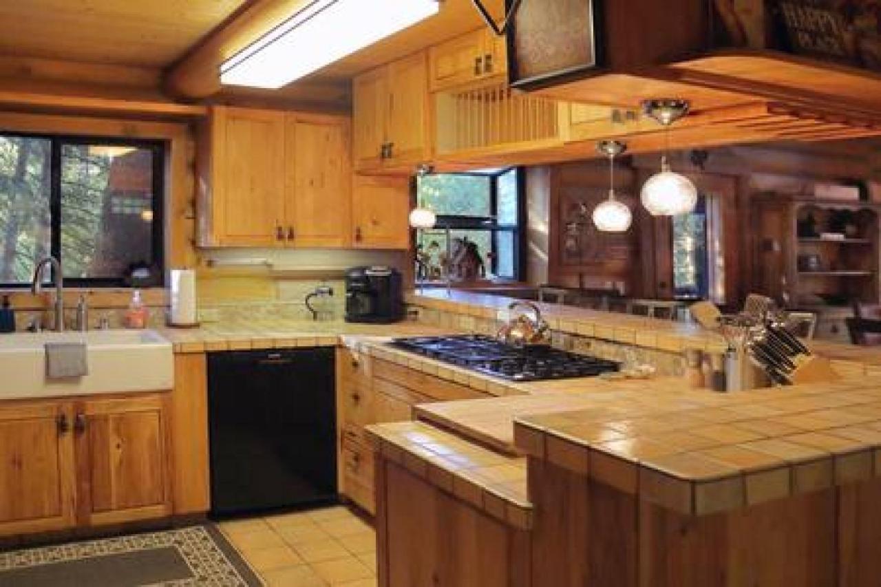Eagles Nest - Natural Log With Holiday home